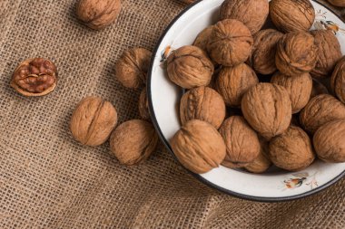 bir tabak içinde ceviz