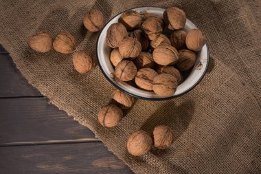 bir tabak içinde ceviz