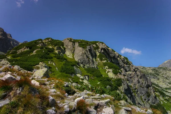 Uma bela paisagem montanhosa acima da linha das árvores — Fotografia de Stock