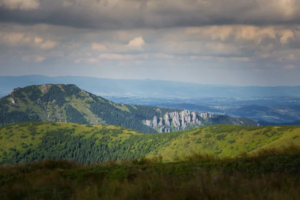 Egy gyönyörű hegyi táj felett fa — Stock Fotó