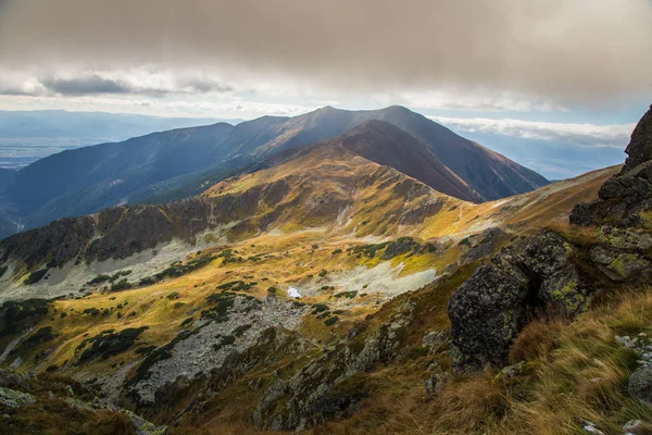 Uma bela paisagem montanhosa acima da linha das árvores — Fotografia de Stock