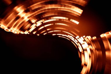 Işığın renkli soyut yollar. Noktalar, çizgiler ve koyu arka plan üzerinde bokeh. Uzun pozlama.