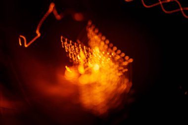 Işık koyu arka plan üzerinde kırmızı soyut yollar. Uzun pozlama.