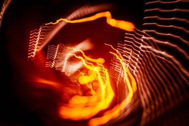 Işık koyu arka plan üzerinde kırmızı soyut yollar. Uzun pozlama.