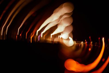 Işık koyu arka plan üzerinde kırmızı soyut yollar. Uzun pozlama.