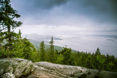 Göl ve orman Koli Milli Parkı zirveleri üzerinden güzel bir Panoraması
