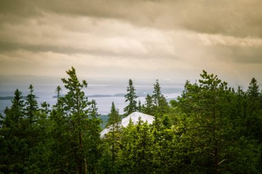 Göl ve orman Koli Milli Parkı zirveleri üzerinden güzel bir Panoraması