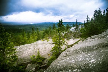 Göl ve orman Koli Milli Parkı zirveleri üzerinden güzel bir Panoraması