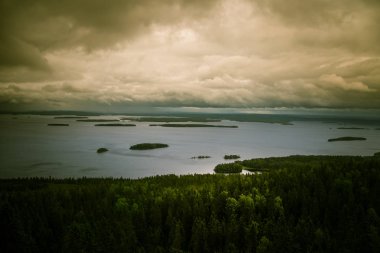 Göl ve orman Koli Milli Parkı zirveleri üzerinden güzel bir Panoraması