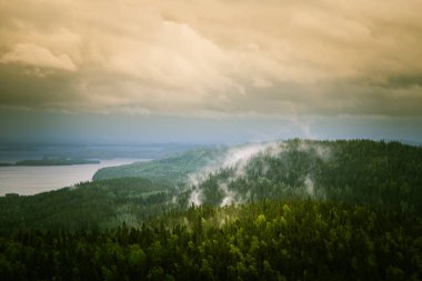 Göl ve orman Koli Milli Parkı zirveleri üzerinden güzel bir Panoraması