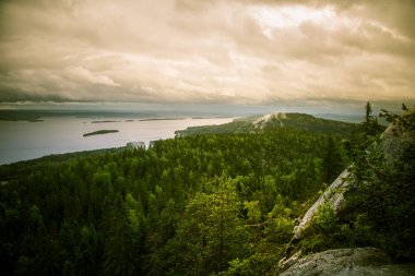 Göl ve orman Koli Milli Parkı zirveleri üzerinden güzel bir Panoraması