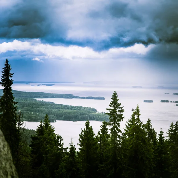 Um belo panorama do lago e da floresta de picos do Parque Nacional Koli — Fotografia de Stock