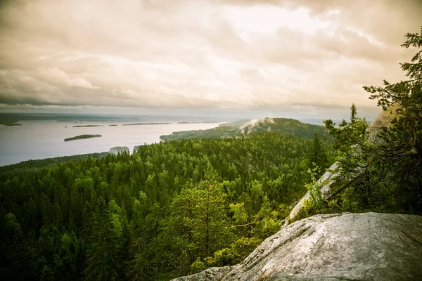 Piękna panorama jeziora i lasu z Koli National park szczyty — Zdjęcie stockowe