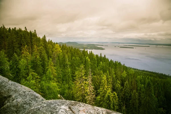 Piękna panorama jeziora i lasu z Koli National park szczyty — Zdjęcie stockowe