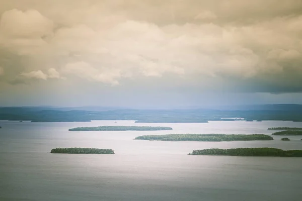 Un magnifique panorama sur le lac et la forêt depuis les sommets du parc national de Koli — Photo