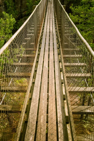 Uma bela ponte suspensa na floresta da Finlândia — Fotografia de Stock