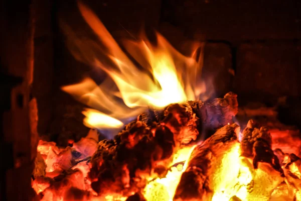 Fuego ardiendo dentro de una estufa de ladrillo - leña, ceniza, llamas . — Foto de Stock