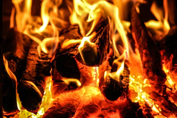 Feu brûlant à l'intérieur d'un poêle à briques bois, cendres, flammes . — Photo