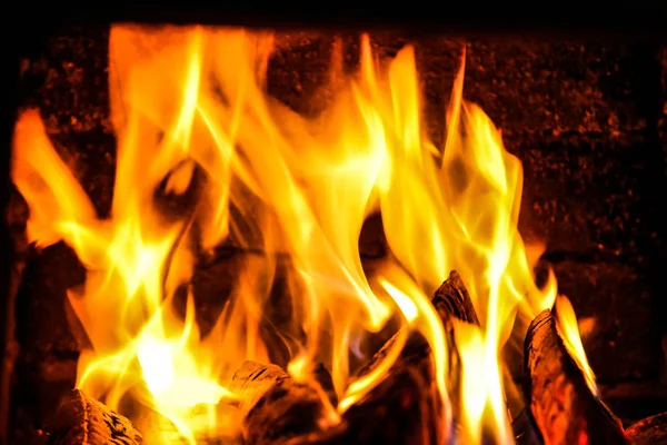 Vuur branden binnen een baksteen kachel - hout, ash, vlammen. — Stockfoto