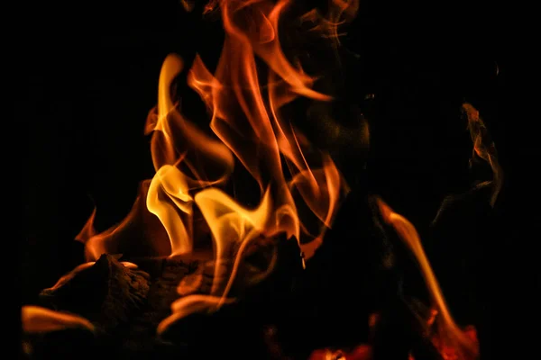 Feuer, das in einem Ziegeleifen brennt - Holz, Asche, Flammen. — Stockfoto