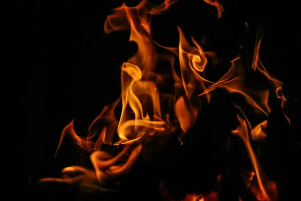 Feuer, das in einem Ziegeleifen brennt - Holz, Asche, Flammen. — Stockfoto