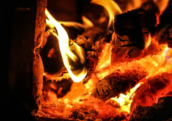 Fogo queimando dentro de um fogão de tijolo - madeira, cinzas, chamas . — Fotografia de Stock