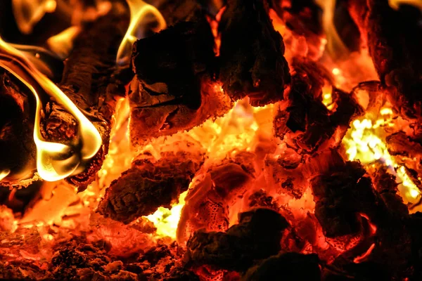 Fuego ardiendo dentro de una estufa de ladrillo - leña, ceniza, llamas . — Foto de Stock