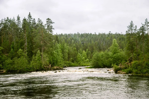 Un beau paysage fluvial en Finlande — Photo