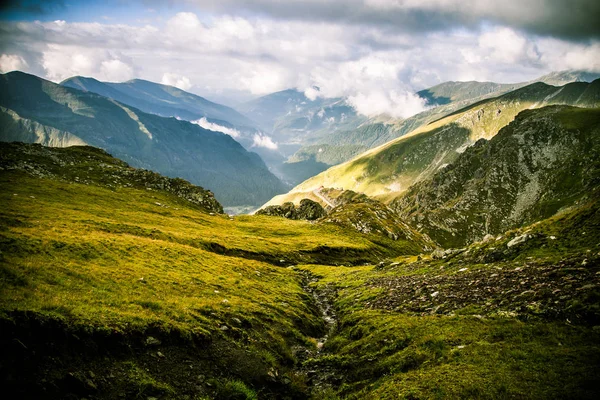 Pięknych górskich krajobrazów w Karpatach, Rumunia — Zdjęcie stockowe