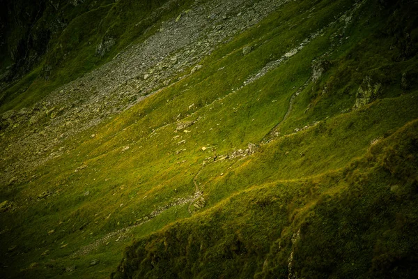 Un hermoso paisaje de montaña en las montañas de los Cárpatos, Rumania — Foto de Stock