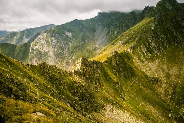 Eine wunderschöne Berglandschaft in den Karpaten, Rumänien — Stockfoto