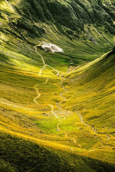 Eine wunderschöne Berglandschaft in den Karpaten, Rumänien — Stockfoto