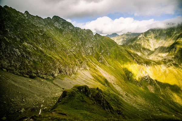 在罗马尼亚喀尔巴阡山的美丽的山景观 — 图库照片