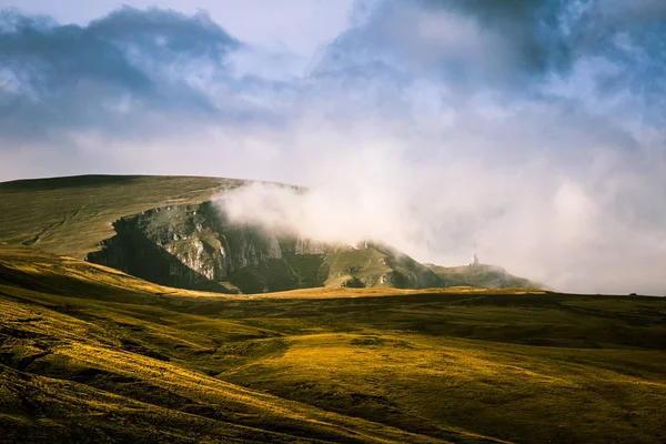 Uma bela paisagem montanhosa nas montanhas dos Cárpatos, Roménia — Fotografia de Stock