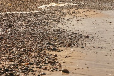 Kum renkli bir çakıl ile güzel plaj