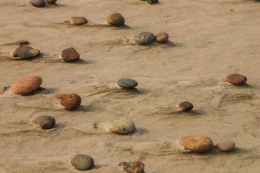 Kum renkli bir çakıl ile güzel plaj