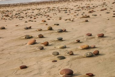 Kum renkli bir çakıl ile güzel plaj