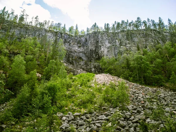 Krásné kamenité lesní krajina ve Finsku — Stock fotografie