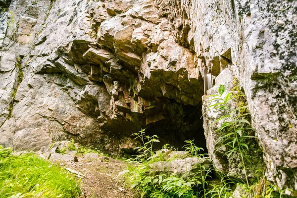 Uma bela paisagem florestal rochosa na Finlândia — Fotografia de Stock