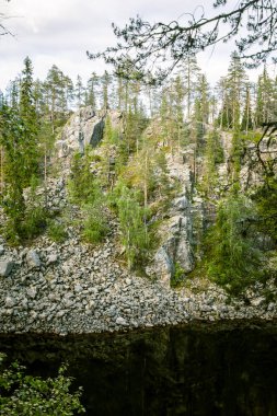 Hossa Finlandiya üzerinden güzel bir göl ve orman manzara