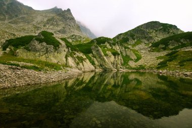 Güzel dağ göl manzara Tatry, Slovakya