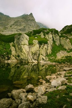 Güzel dağ göl manzara Tatry, Slovakya
