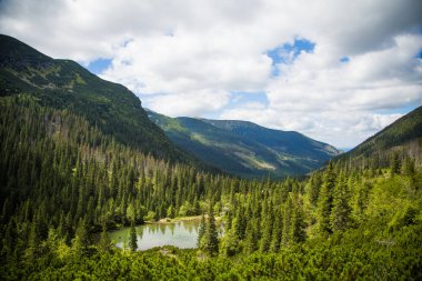 Güzel dağ göl manzara Tatry, Slovakya