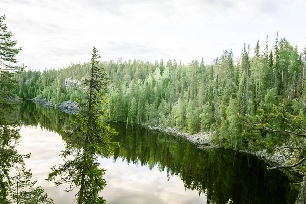 Un hermoso lago y un paisaje forestal de Hossa en Finlandia —  Fotos de Stock