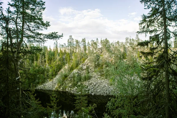 Un hermoso lago y un paisaje forestal de Hossa en Finlandia —  Fotos de Stock