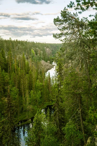 Ένα όμορφο τοπίο στη λίμνη και το δάσος από Hossa στη Φινλανδία — Φωτογραφία Αρχείου