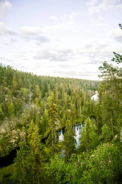 Un hermoso lago y un paisaje forestal de Hossa en Finlandia — Foto de Stock