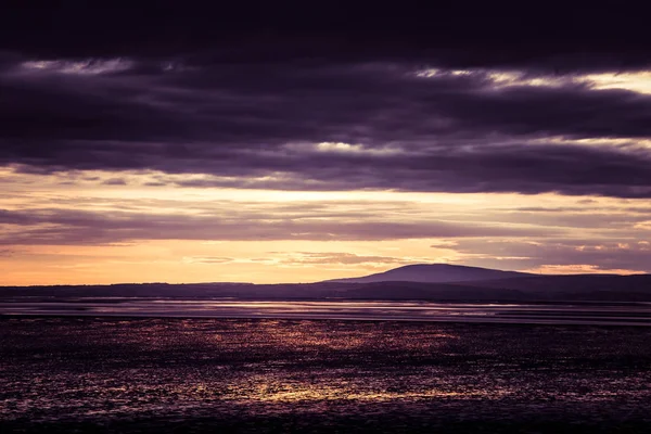 Une belle vue colorée sur le coucher du soleil sur la plage de Morecambe — Photo