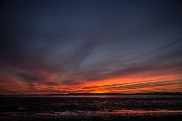 Une belle vue colorée sur le coucher du soleil sur la plage de Morecambe — Photo