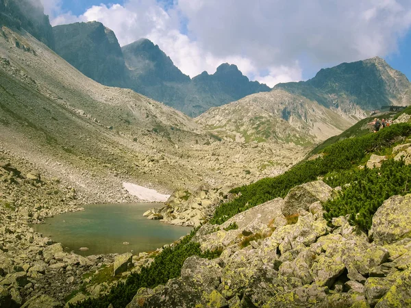 Piękne góry jezioro krajobraz w Tatry, Słowacja — Zdjęcie stockowe